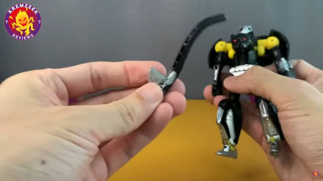 Transformers WFC Kingdom Shadow Panther In Hand  (9 of 19)